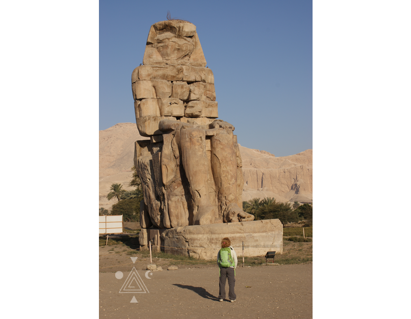 An* frente al Coloso Norte. Colosos de Memnon. Egipto