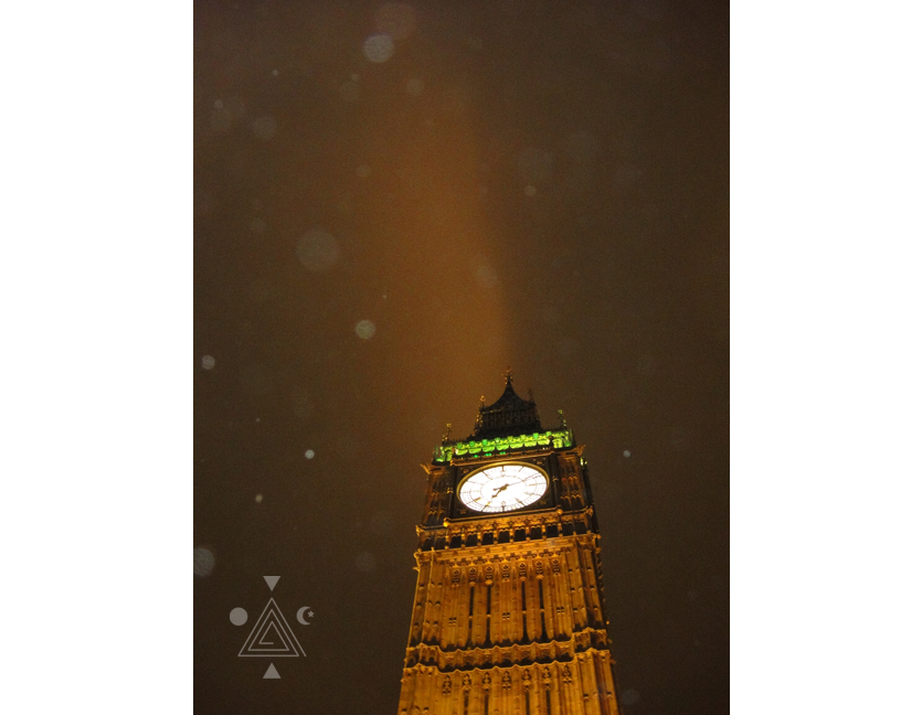 Lluvia de orbes sobre el BigBen. Londres. Inglaterra